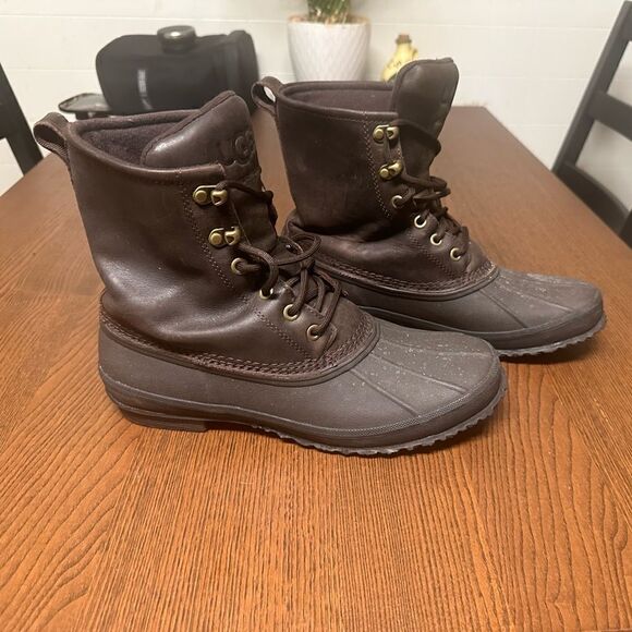 UGG duck ? boot sz 10